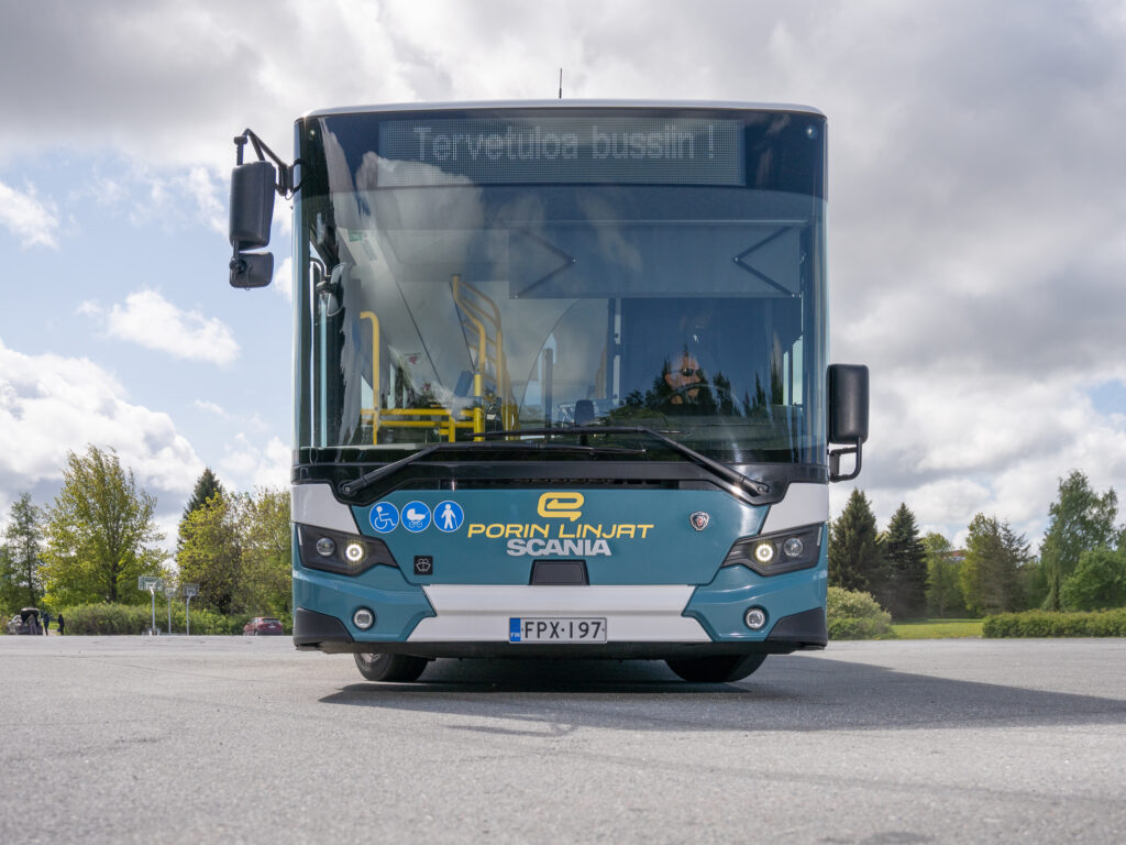 Porin joukkoliikenteen liikennöitsijä Porin Linjat Oy:n linja-auto, jonka linjakilvessä edessä lukee "Tervetuloa bussiin!"