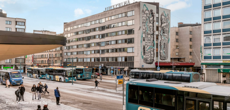 Porin Kauppatorin laiturialue ja busseja