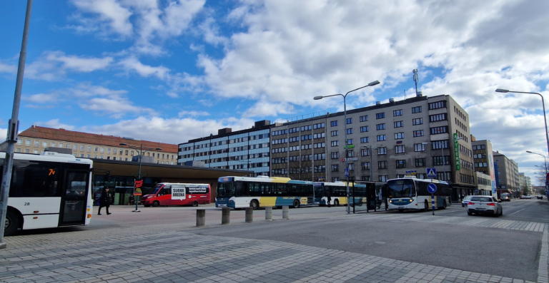 Porin kauppatorin laiturialuetta ja busseja kuvattuna poutaisena päivänä