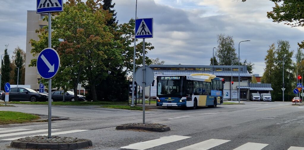 bussi pysähtyneenä pysäkille