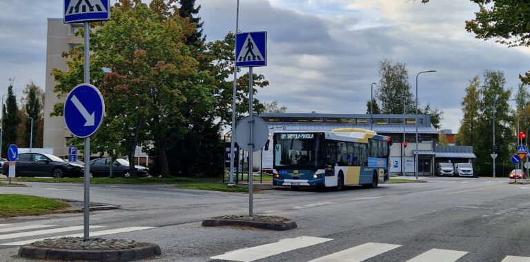 bussi pysähtyneenä pysäkille